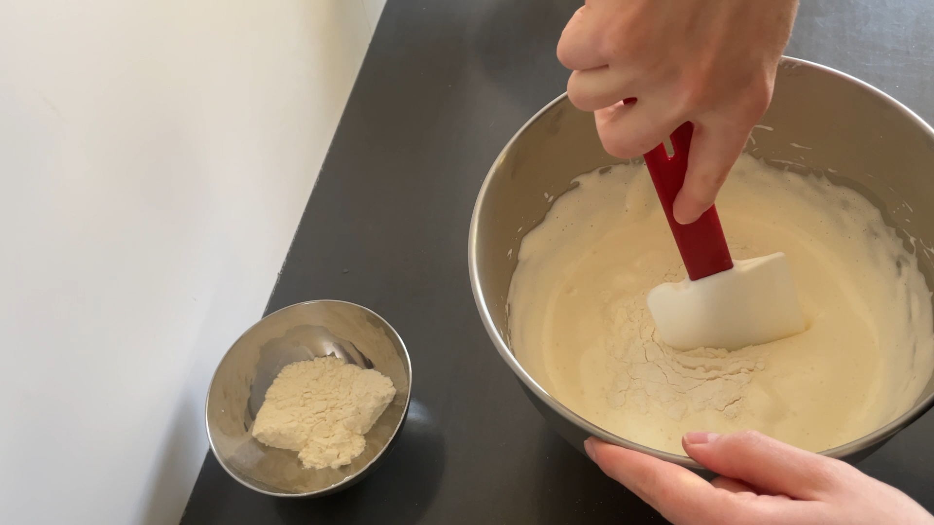 Incorporation de la farine tamisée dans un appareil à biscuit