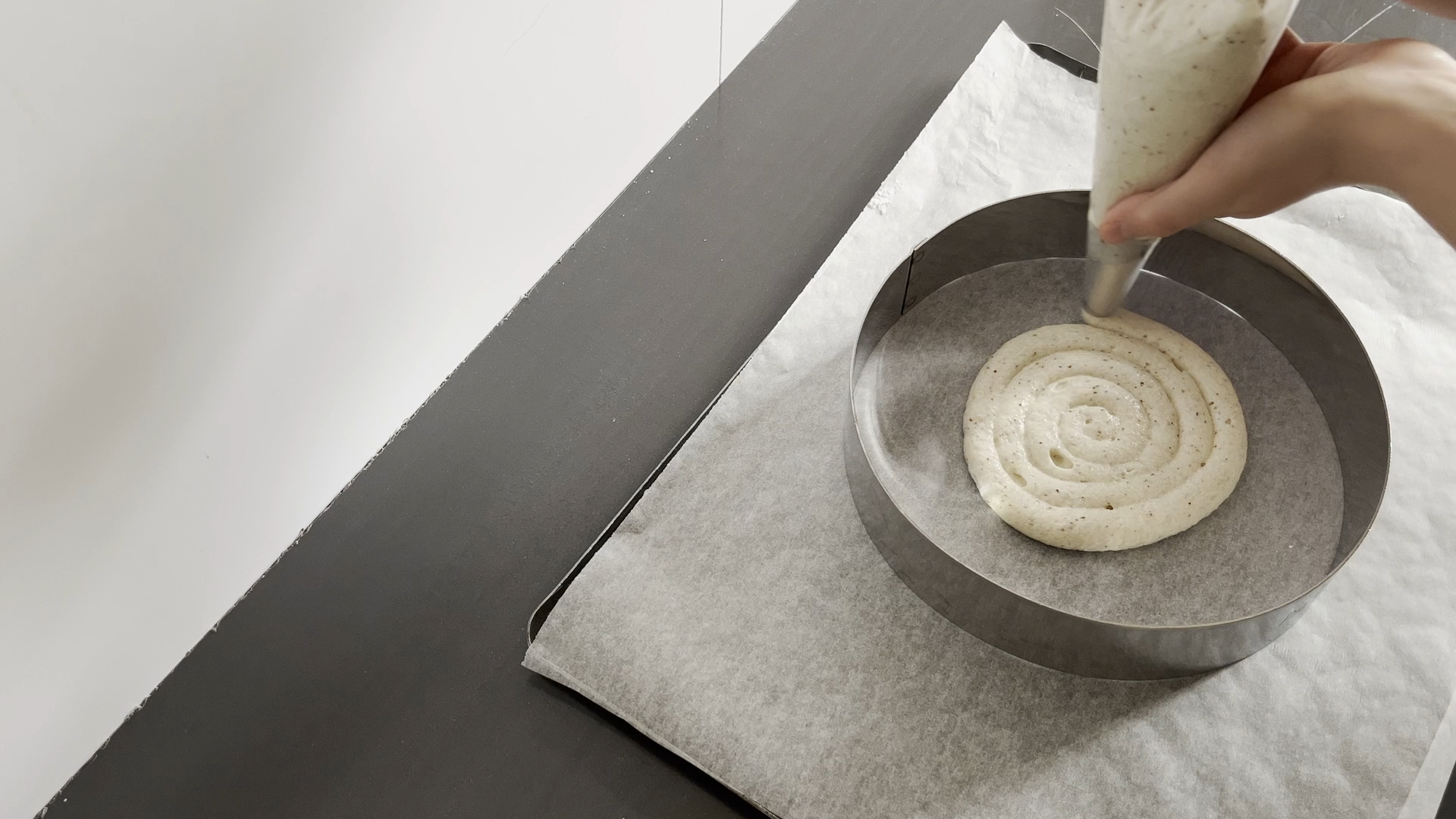 Dressage d'un biscuit en spirale dans un cercle à pâtisserie