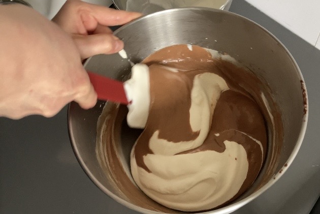Mélange délicat d'un appareil chocolaté à la maryse