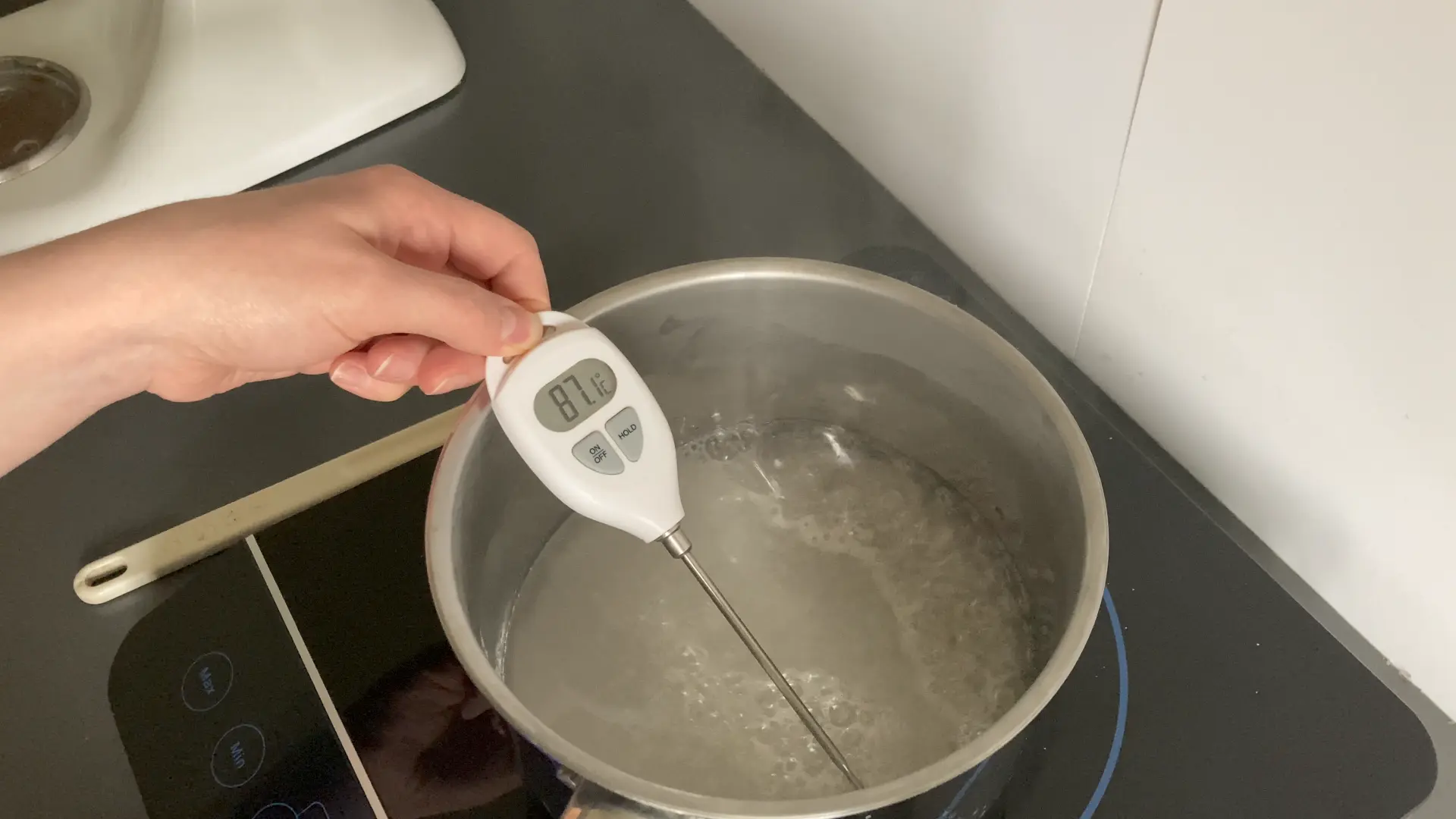 Contrôle de la température d'un sirop au thermomètre