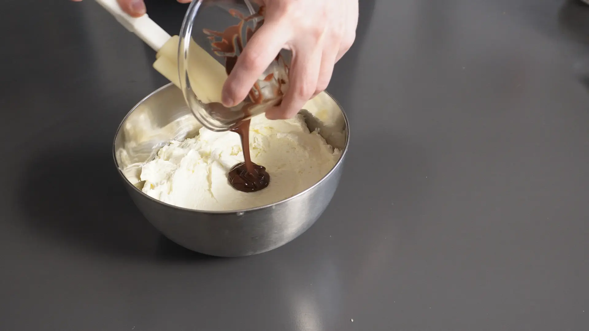 Incorporation d'un chocolat fondu dans une crème montée