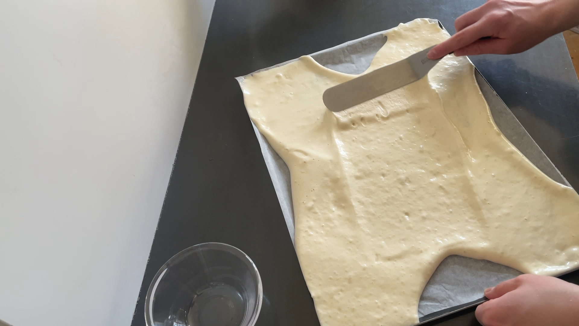 Étalage d'un biscuit à la spatule coudée sur plaque